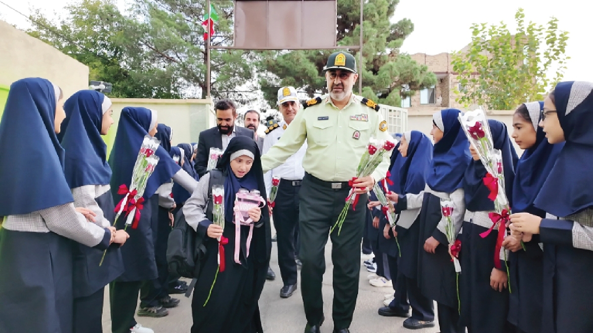 فرماندهان پلیس کنار فرزندان همکاران شهید