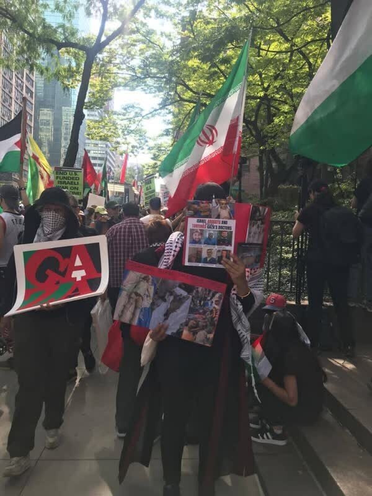 تظاهرات در نیویورک با پرچم ایران؛ «تهدید، ترور، و تحریم را متوقف کنید»+تصاویر