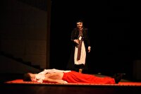 «ذرات آشوب» در جشنواره بین‌المللی تئاتر بغداد روی صحنه رفت