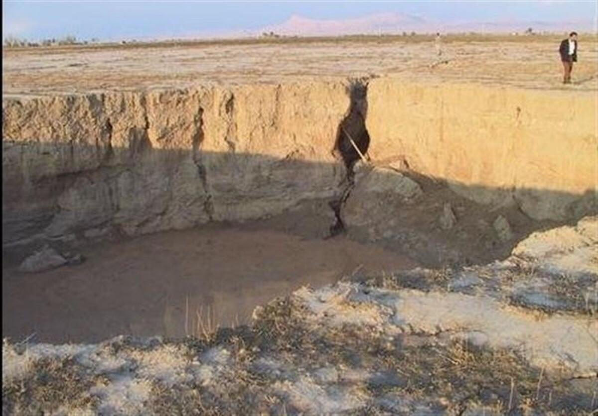 کاهش مستمر سطح آب‌های زیرزمینی موجب  فرونشست زمین شده است