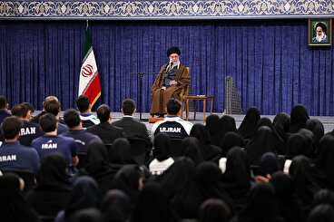 رهبر انقلاب: ایران عزیز مظهر امید است.جوان ایرانی می تواند در قله قرار گیرد