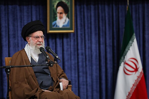رهبر انقلاب: ادعای رئیس جمهور آمریکا مبنی بر طرفداری از ملت ایران، دروغ است/ ملت ایران زیربار تحمیل به اسم معامله نمی‌رود
