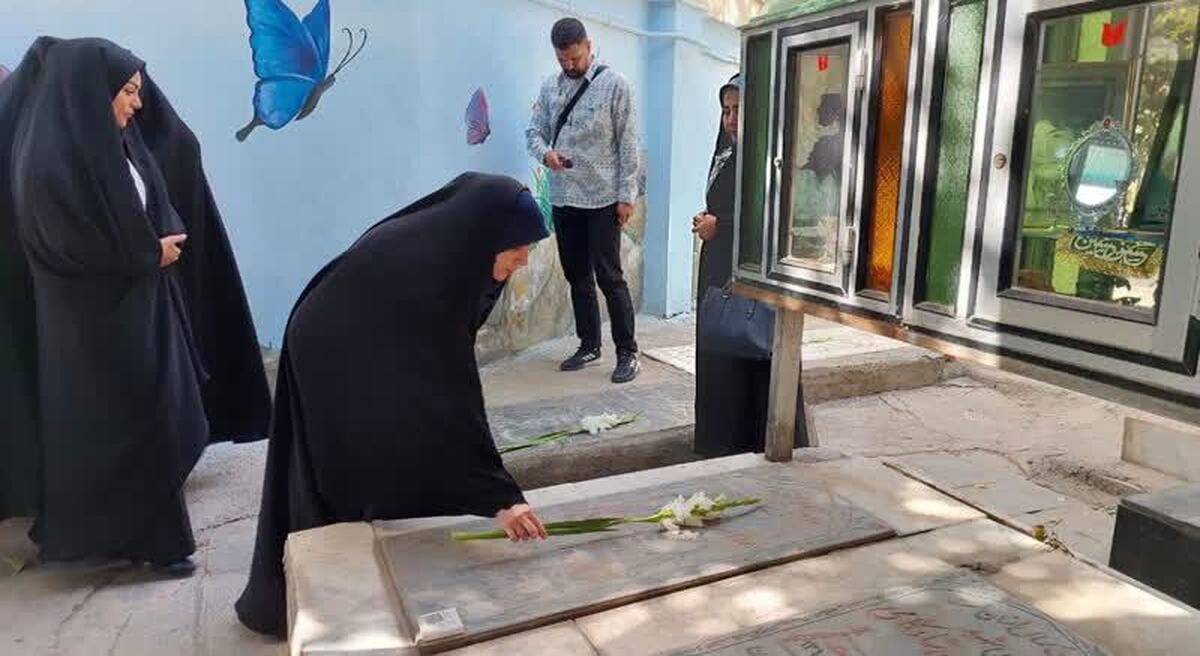 تجدید بیعت تعدادی از اعضا شورای اسلامی شهر کرج با آرمان‌های شهدا در گلزار شهدای چهارصد دستگاه