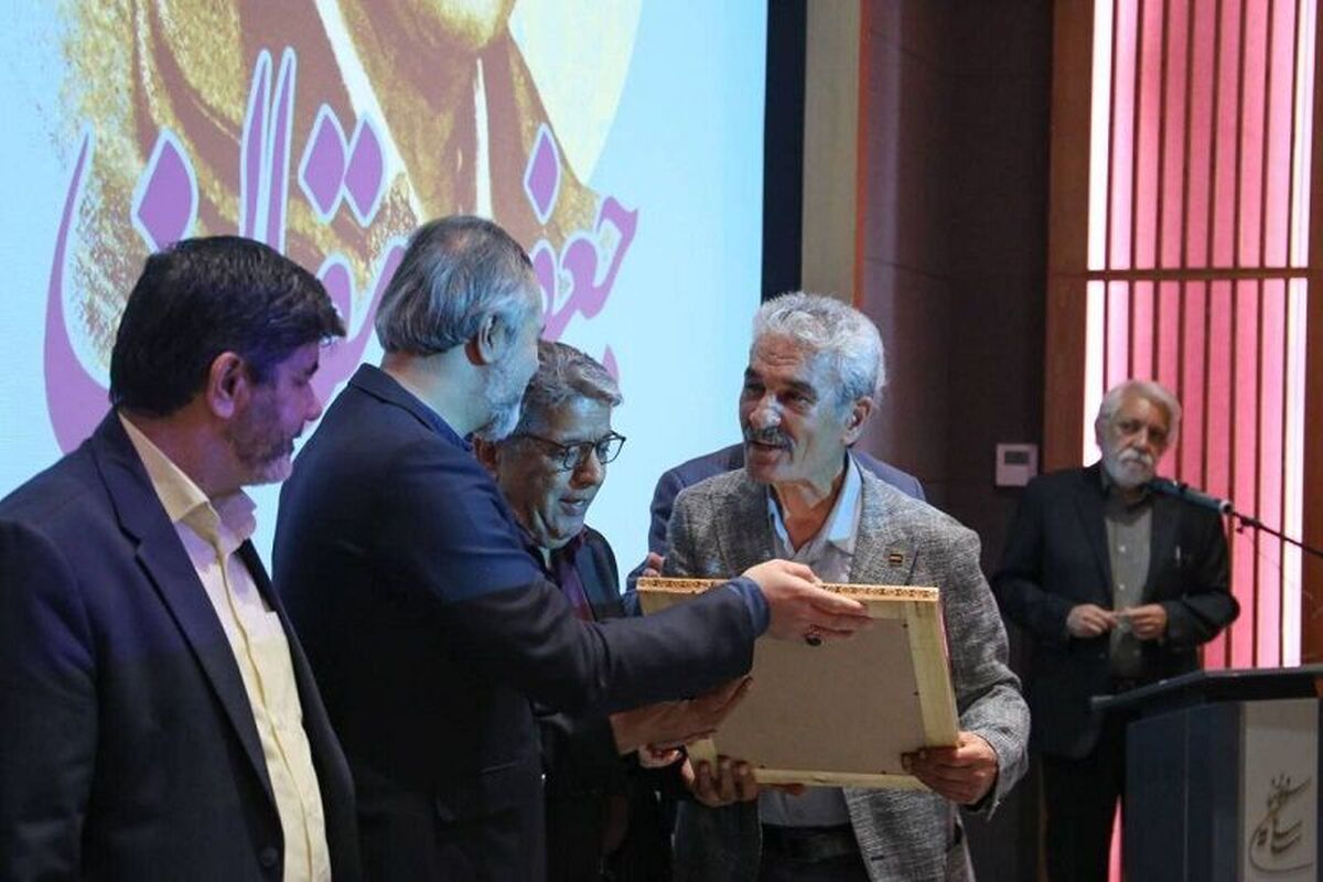 نشان درجه یک هنری به «جعفر دهقان» اهدا شد