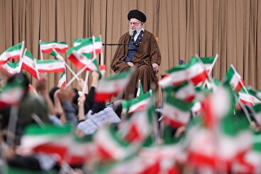 رهبر انقلاب: سیزده آبان از نظر تاریخی، روز افتخار و پیروزی است/ ۱۳ آبان باید در تاریخ و حافظه ملی بماند