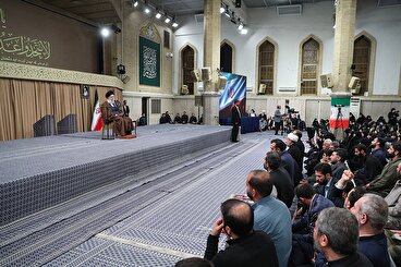 رهبر انقلاب: برخی‌ها تاریخ را وارونه می‌نویسند و علت اختلاف را شعار «مرگ بر آمریکا» می‌دانند، این ساده‌لوحی است