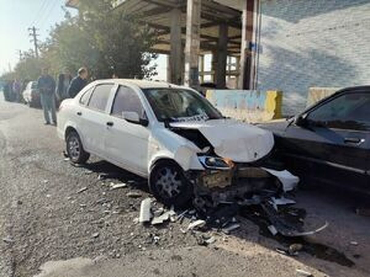 مصدومیت ۱۵ دانش آموز در تصادف ۳ خودروی سرویس مدارس