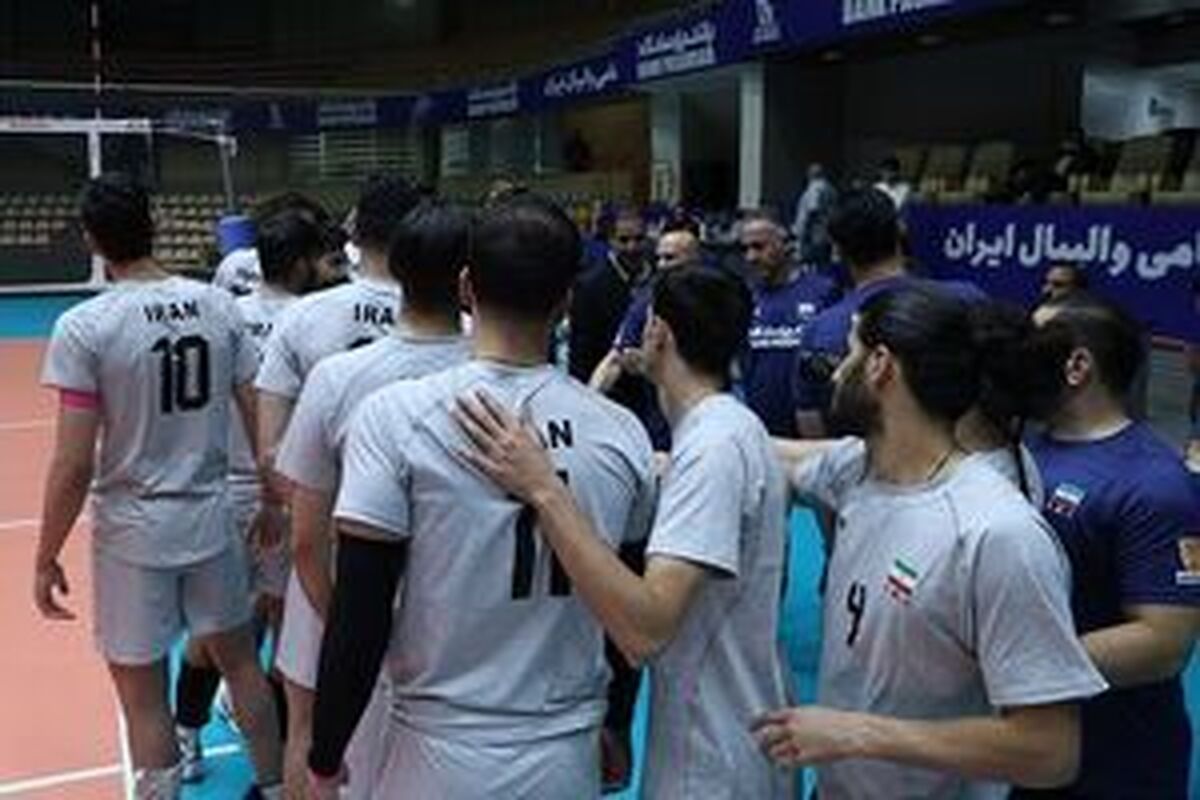 ملی پوشان والیبال با بازوبند مشکی وارد زمین می‌شوند