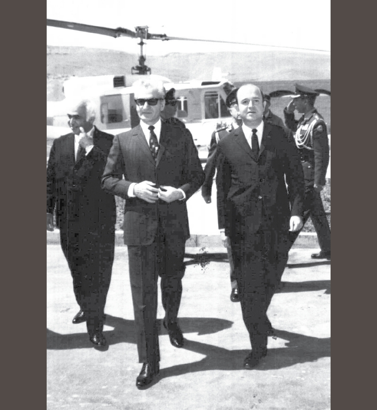 بیماری، مظلوم‌نمایی و توطئه انگاری بهانه‌های هوشنگ برای نطق عذرخواهی شاه