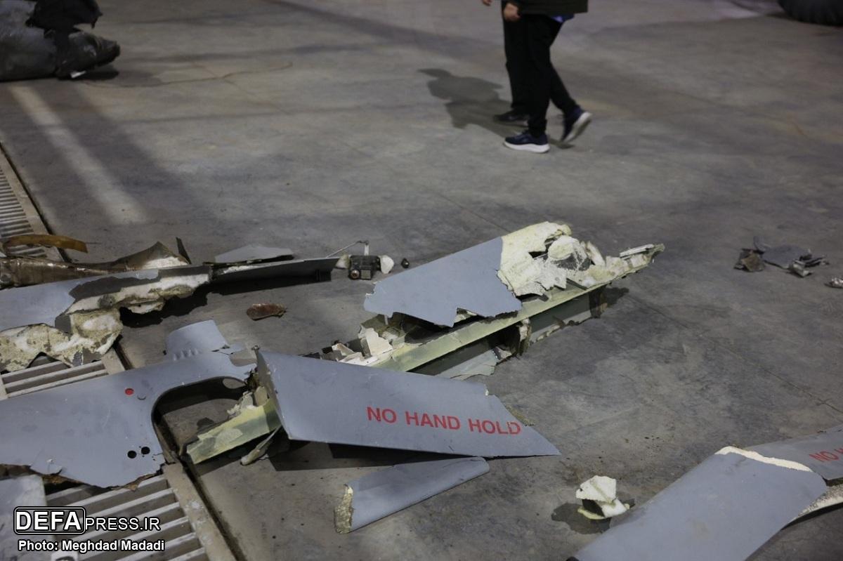 نمایش لاشه پهپاد‌های «هرون» و «هرمس» ارتش رژیم صهیونیستی در نمایشگاه دستاورد‌های نیروی هوافضای سپاه