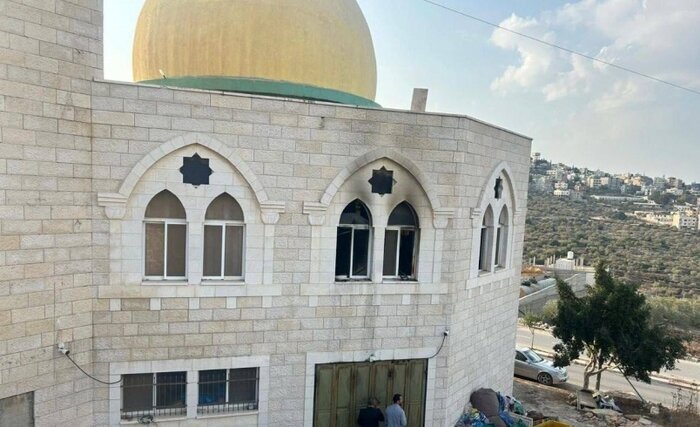 شهرک‌نشینان صهیونیست مسجدی را در کرانه باختری آتش زدند+ عکس