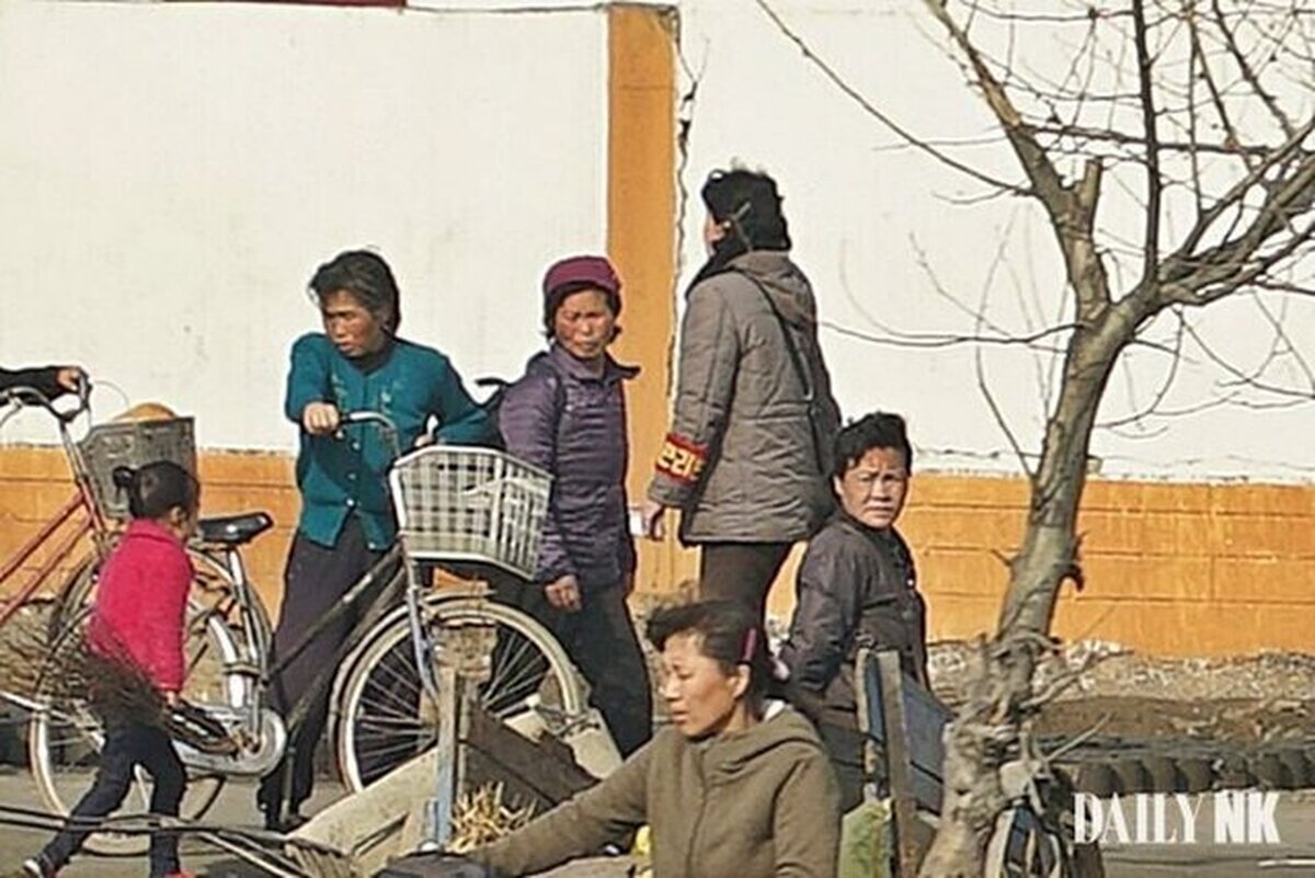 فخرفروشی با کاپشن‌های تقلبی در کره شمالی؛ قیمت یک کاپشن معادل ۷۵۰ کیلو برنج!