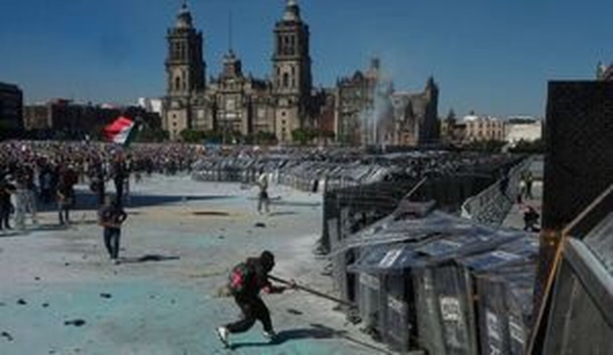 اعتراضات مکزیک به خشونت کشیده شد/ زخمی شدن ۱۰۰ پلیس