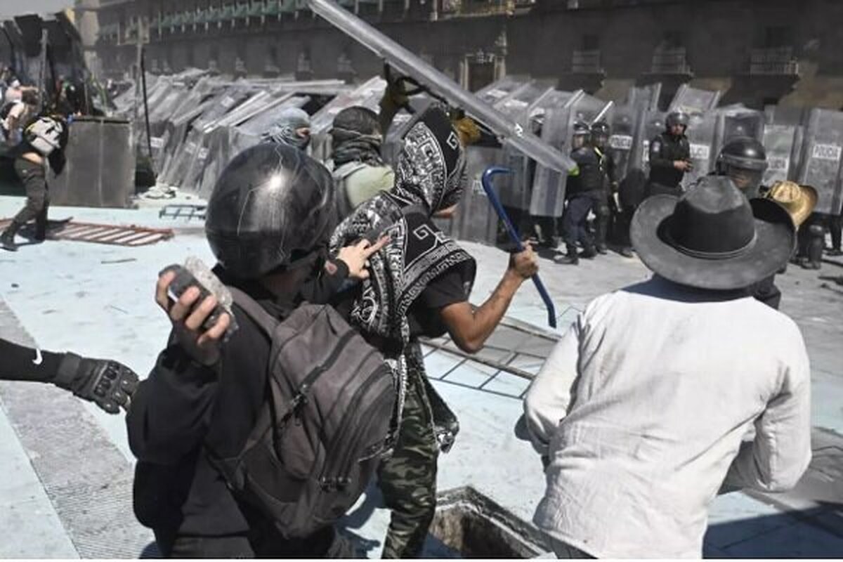 اعتراضات در مکزیک؛ ۲۰ معترض و ۱۰۰ پلیس زخمی شدند