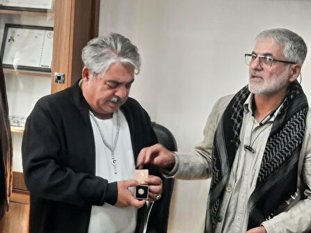 تجلیل از  رئیس مرکز خیرین اصناف استان البرز با امانت‌های متبرک امامان و معصو مین