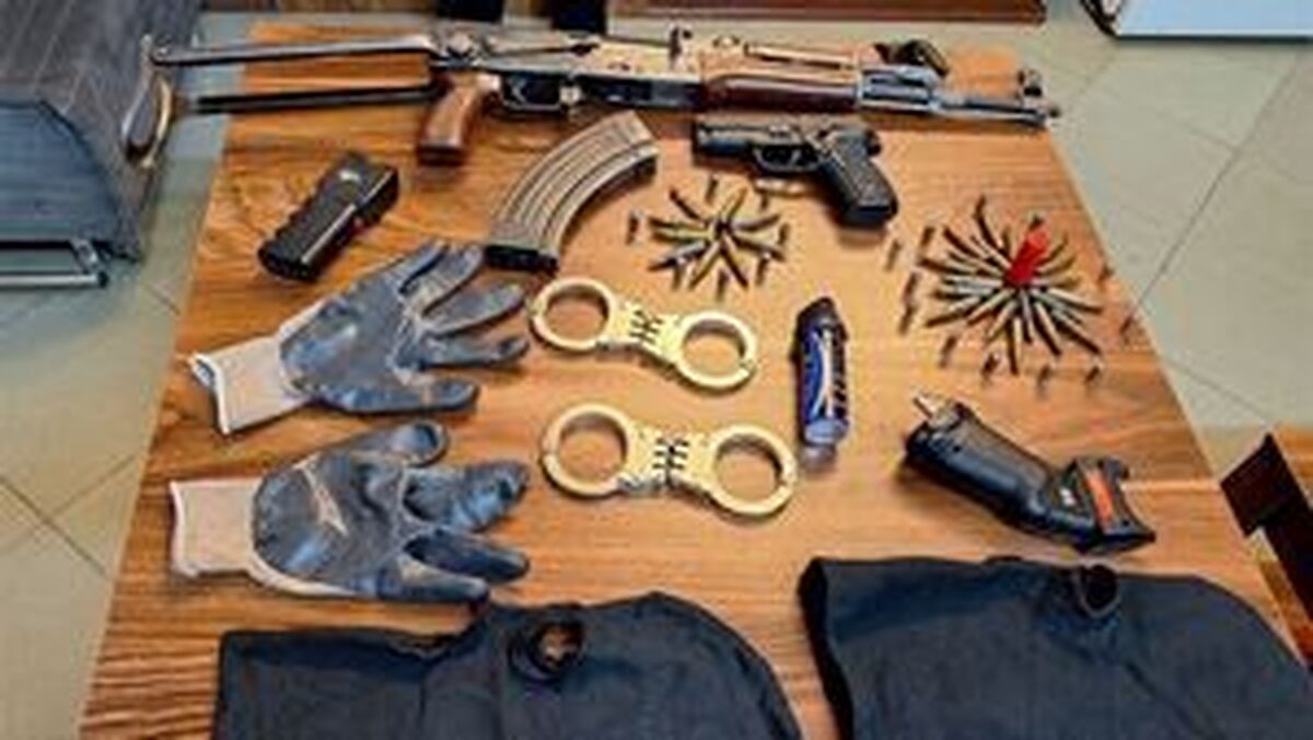 کشف کلت و کلاشینکف از باند سازمان‌یافته سرقت خودرو