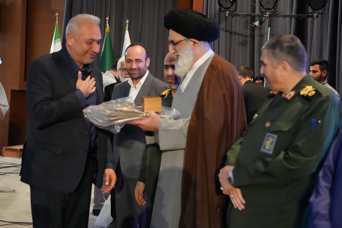 تجلیل از شهردار محمدشهر با اهدای « نشان فردوس » در حوزه جهاد سازندگی و محرومیتزدایی