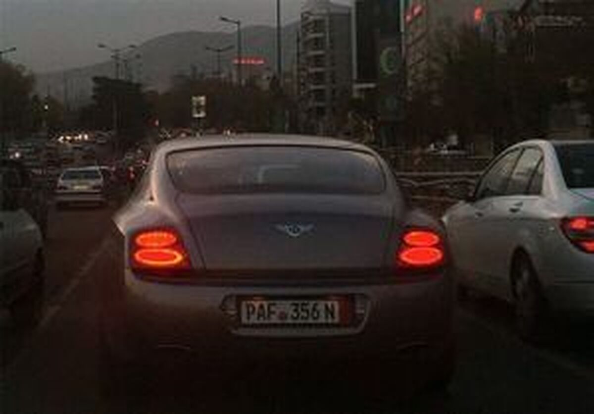 چرا برخی خودروهای لوکس با پلاک خارجی در ایران تردد میکنند؟