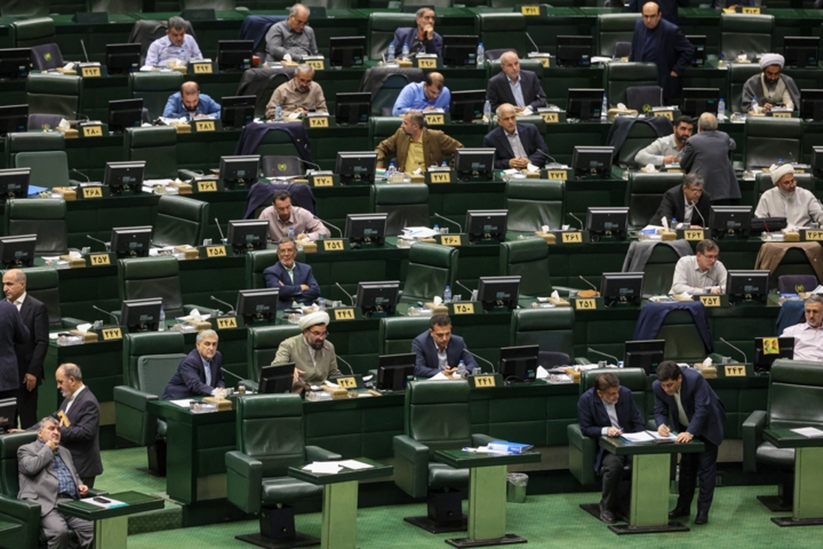 ساعات کار کارکنان ۴۴ ساعت تعیین شد/ ارجاع دوباره تعطیلی پنجشنبهها به کمیسیون