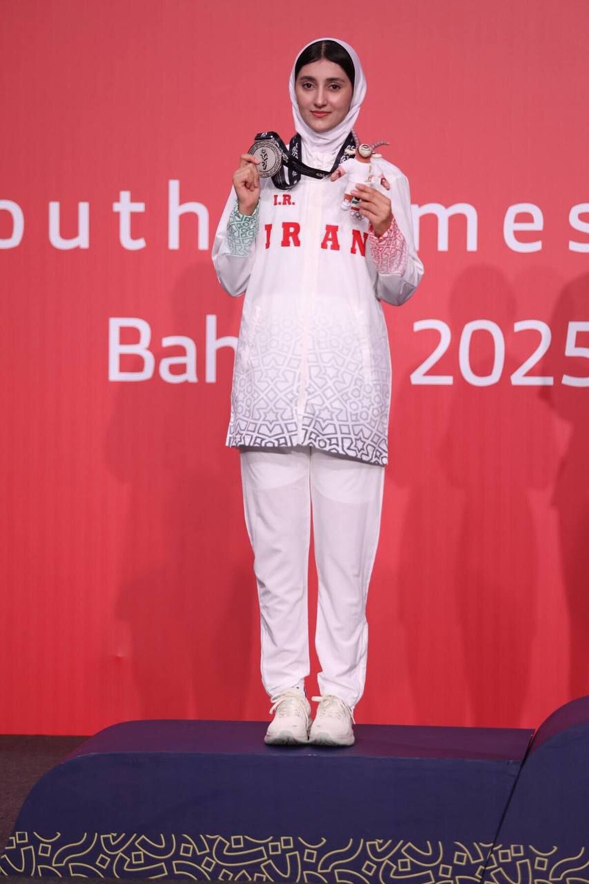 گردن آویز نقره و برنز بر گردن لطفی زاده از خانواده بزرگ تراکتورسازی