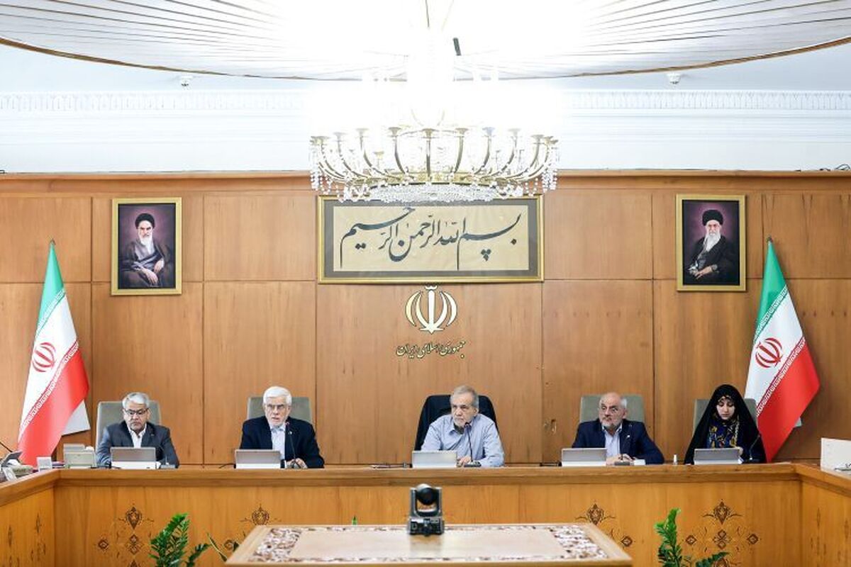 پزشکیان: حقوق و پاداش کارکنان براساس عملکرد پرداخت شود/ ضرورت کاهش هزینه ها