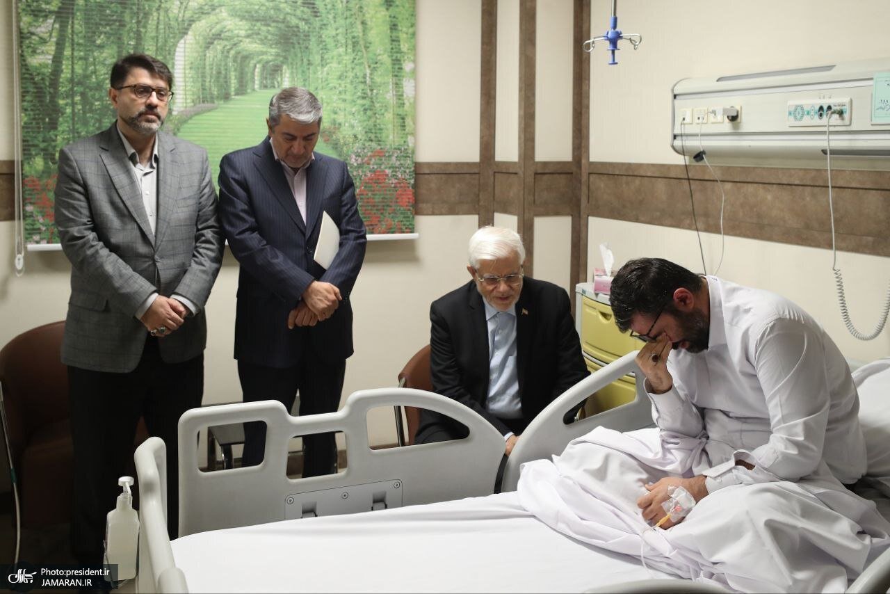 گریه معاون پزشکیان در آغوش محمدرضا عارف گریه معاون پزشکیان در آغوش محمدرضا عارف