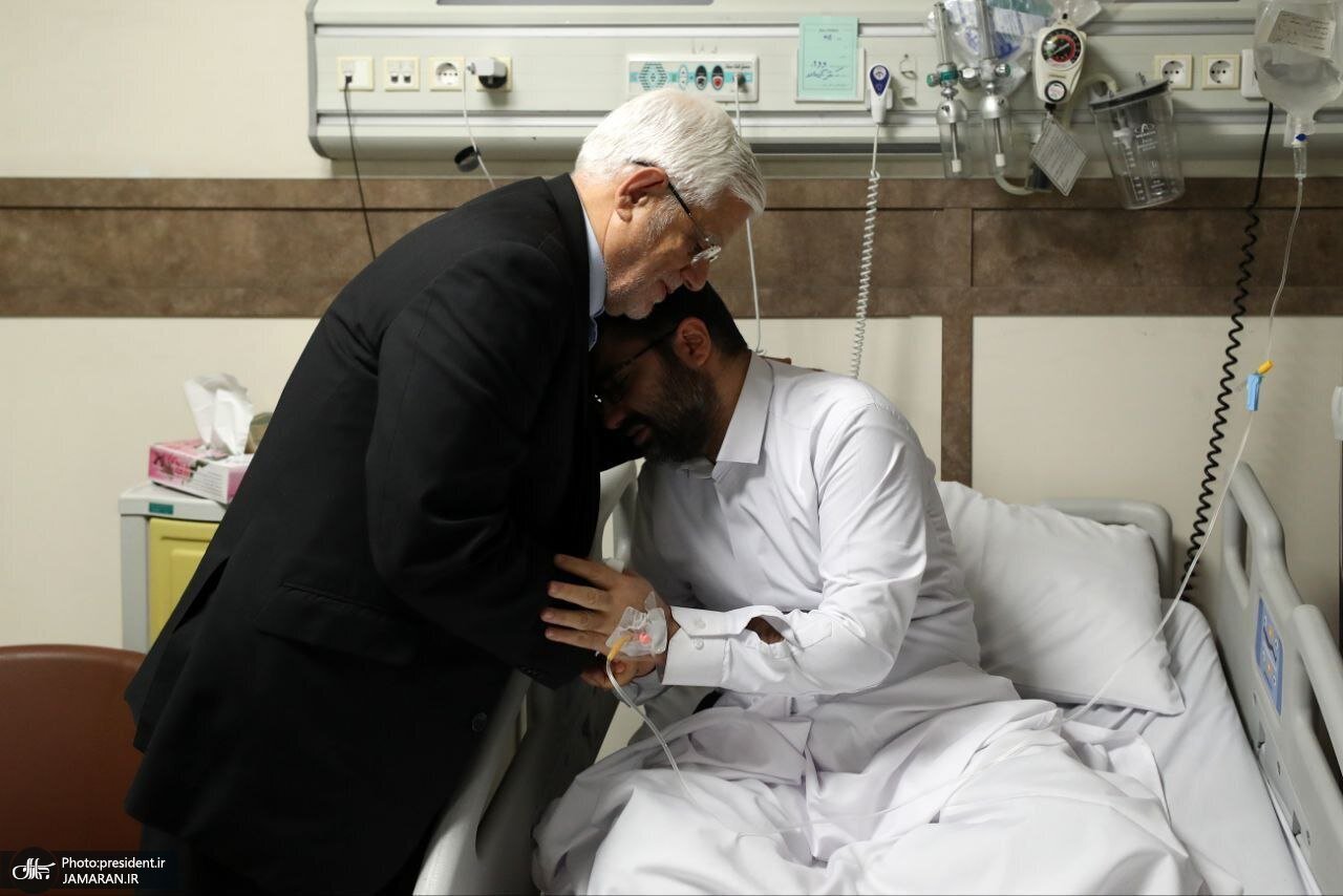 گریه معاون پزشکیان در آغوش محمدرضا عارف گریه معاون پزشکیان در آغوش محمدرضا عارف