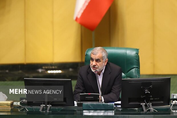 نیکزاد: استیضاح وزرا از دستورکار مجلس خارج نشده است