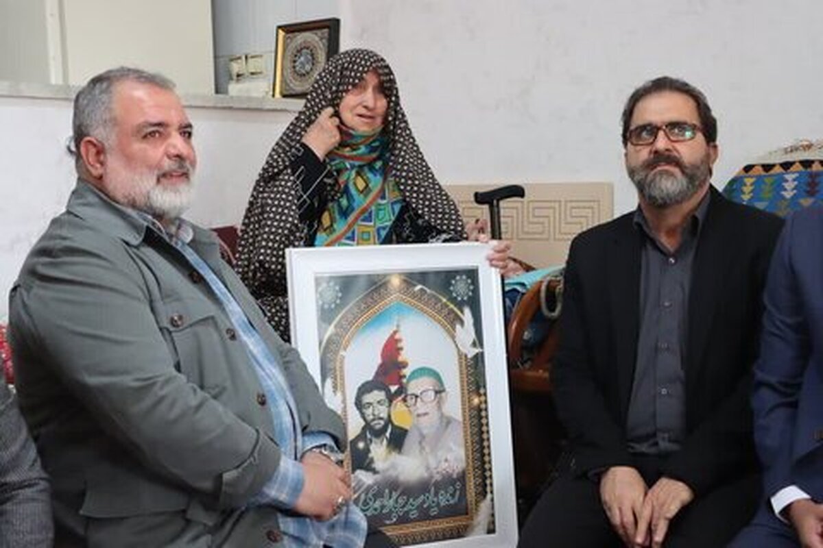 ادای احترام مدیر منطقه ۱ شهرداری کرج به مادر شهید حسینی