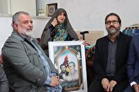 ادای احترام مدیر منطقه ۱ شهرداری کرج به مادر شهید حسینی