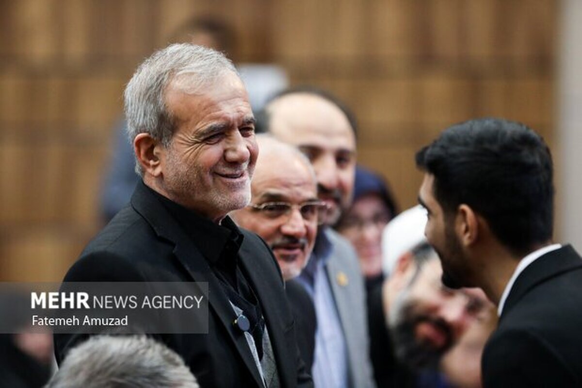 سخنرانی ۱۴ تشکل دانشجویی در مراسم روز دانشجو با حضور پزشکیان