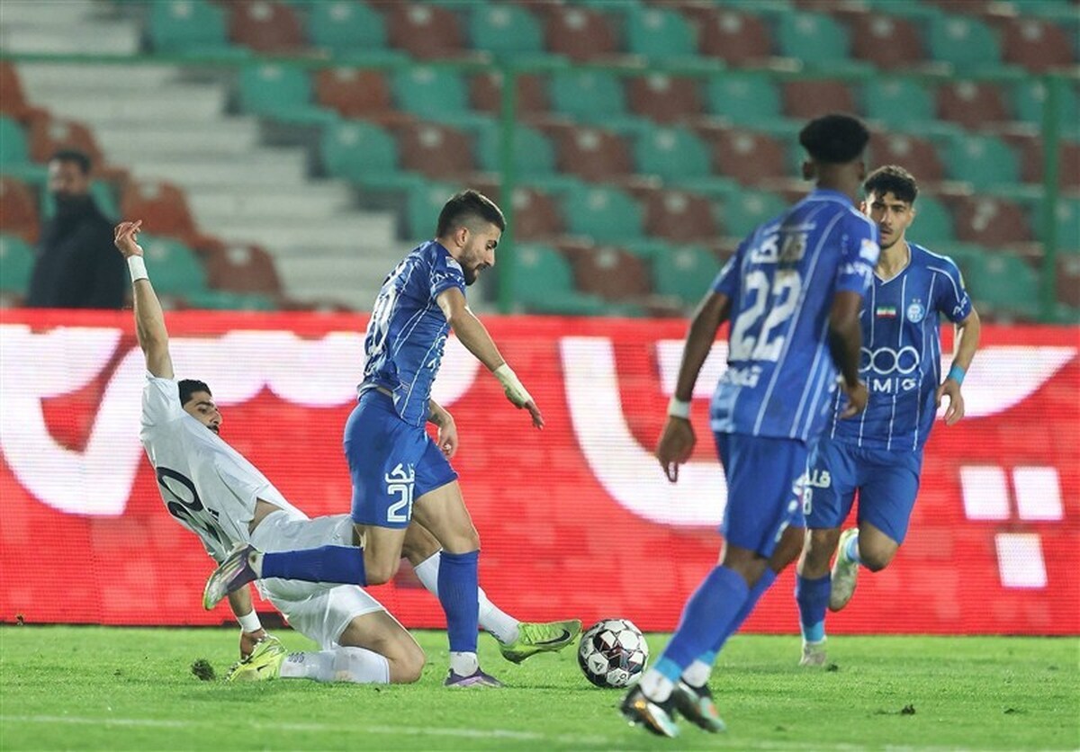 برتری استقلال مقابل ملوان در ۴۵ دقیقه اول