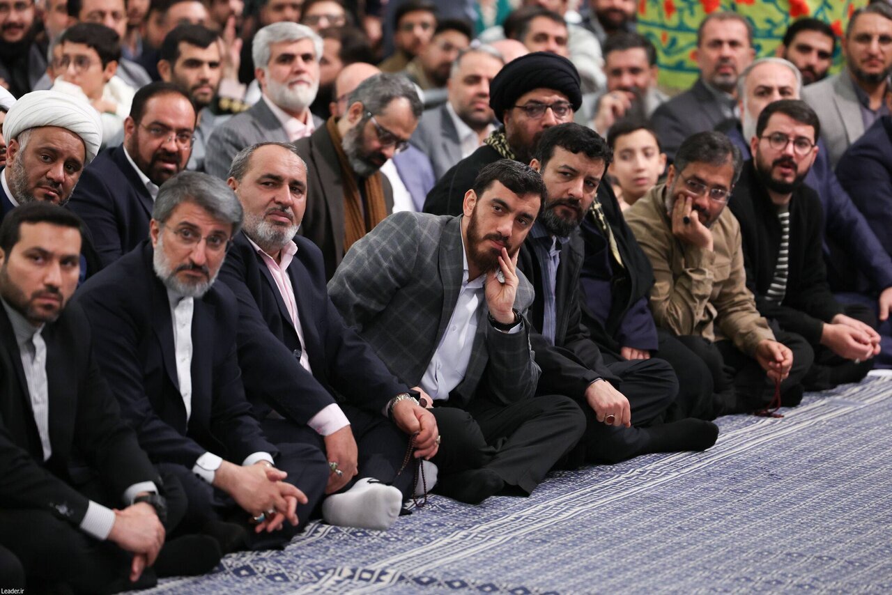 مداح معروف در صف اول دیدار با رهبر انقلاب مداح معروف در صف اول دیدار با رهبر انقلاب