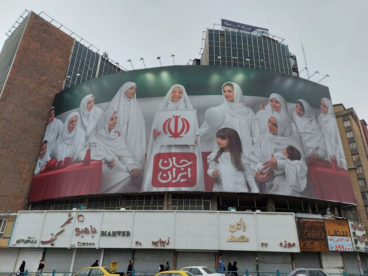 تجسم صلح، آرامش و مادرانگی در دیوارنگاره میدان ولیعصر (عج)