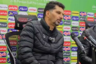 سرمربی آلومینیوم اراک در پاسخ به خبرنگار روزنامه جوان: وقتی میخواید فوتبال بازی کنید باید شرایط آن باشد، در این زمین نمی‌توان بازی کرد