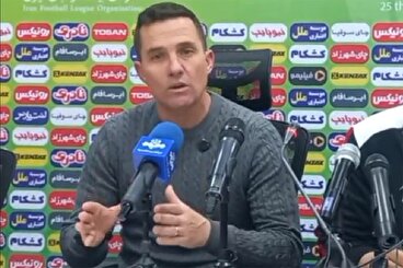 سرمربی پرسپولیس در پاسخ به خبرنگار جوان: فوتبال خوب زمین خوب می خواهد