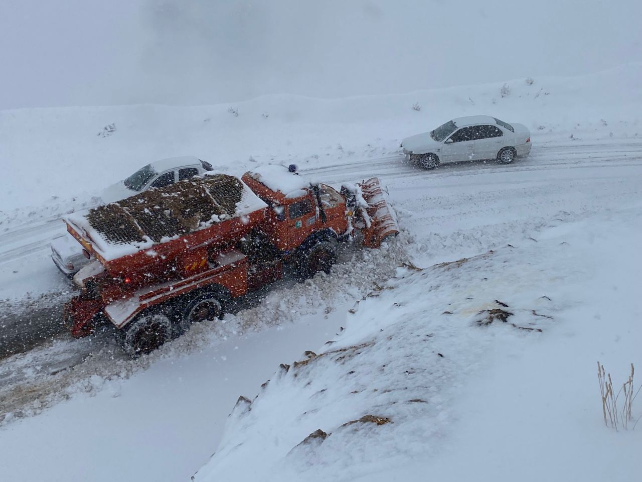 ترافیک سنگین در محورهای ورودی تهران/ بارش برف و باران در چند استان کشور