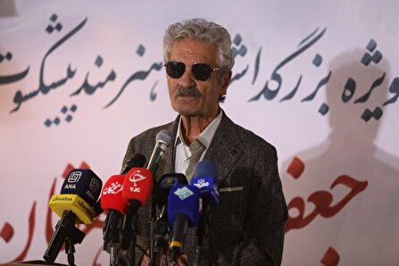 مراسم تجلیل از جعفر دهقان برگزار شد/ بازیگری که چهار دهه بی‌حاشیه ماند