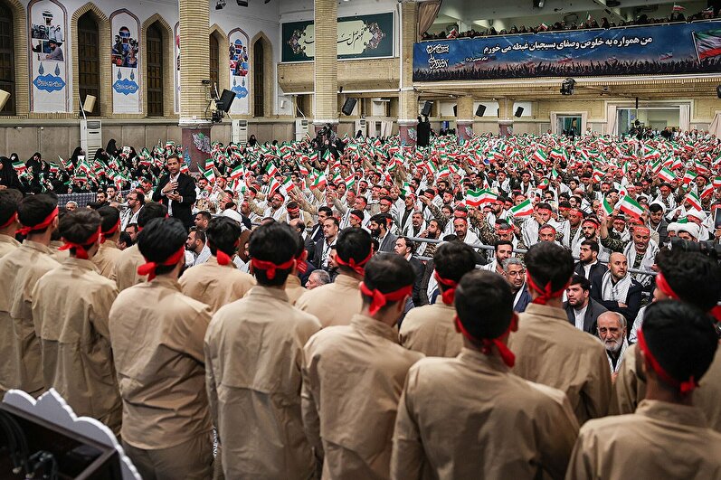 سرودخوانی بسیجیان در مراسم روز بسیج در حسینیه امام خمینی (ره)