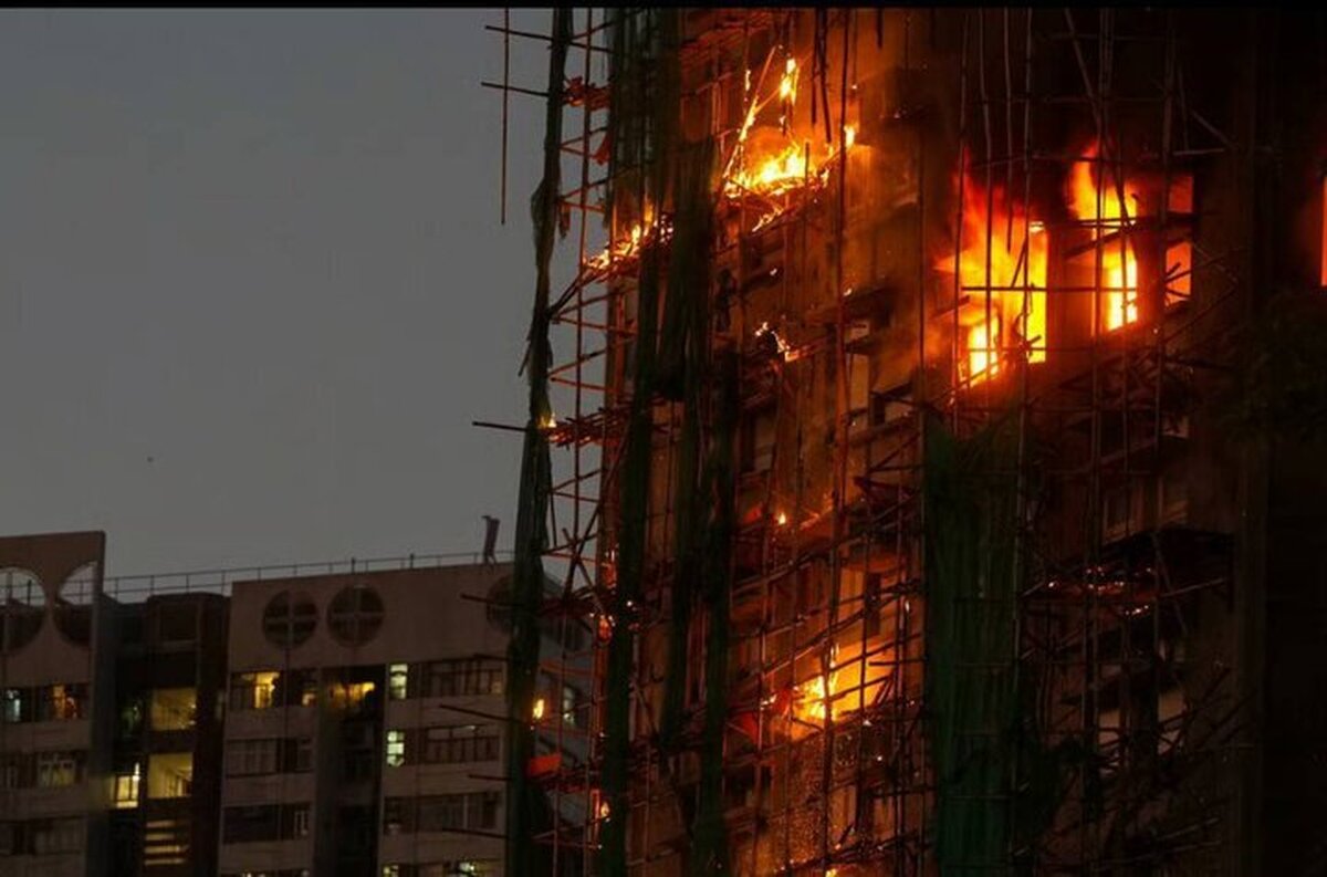 آتش‌سوزی مهیب در هنگ کنگ با ۱۴ کشته و چندین زخمی+ تصاویر