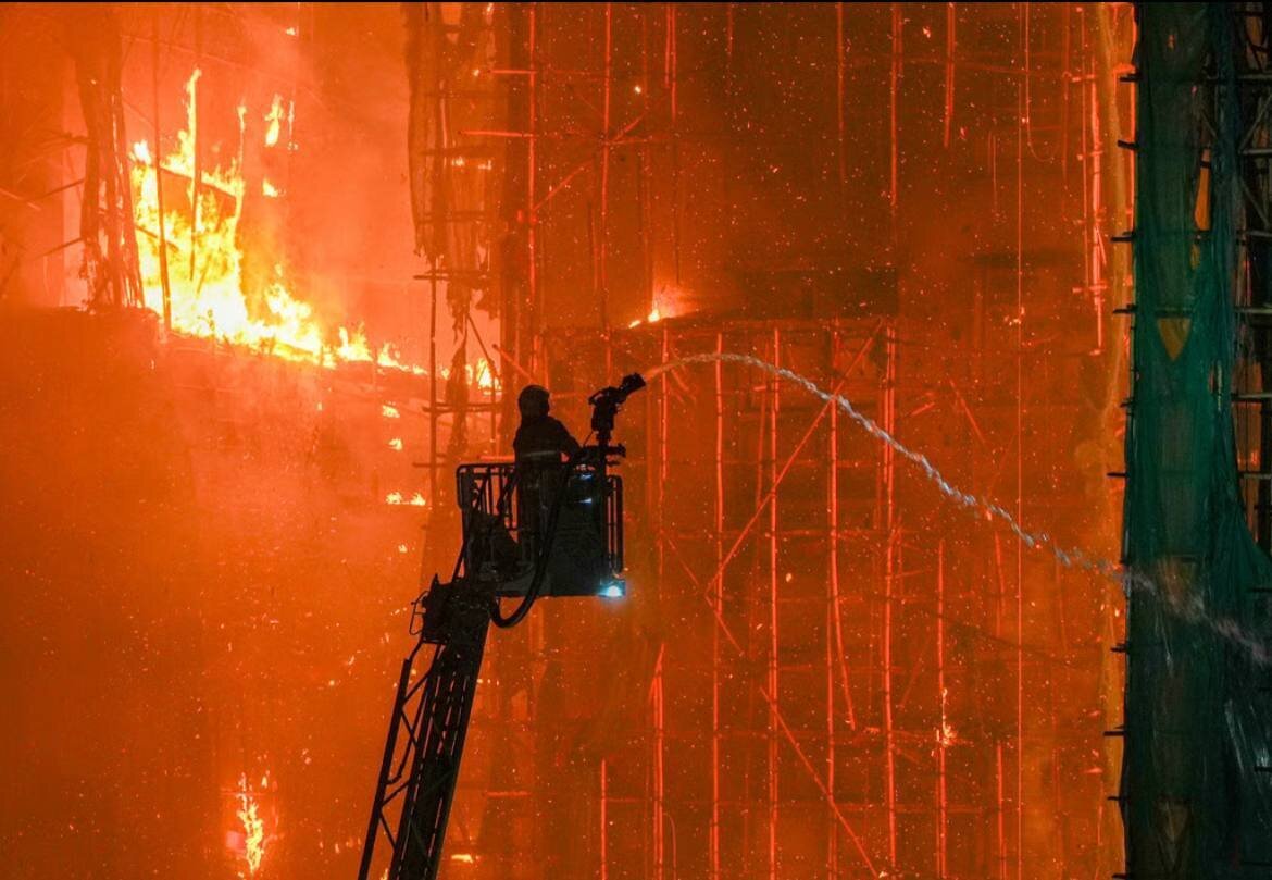 آتش‌سوزی مهیب در هنگ کنگ با ۱۴ کشته و چندین زخمی+ تصاویر