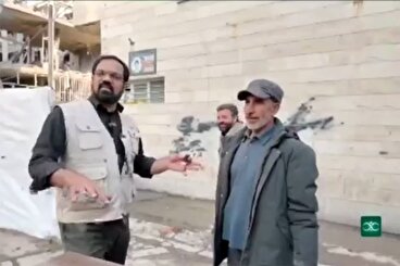 پیام ایستادگی یک معلم از روی آوارهای خانه‌اش