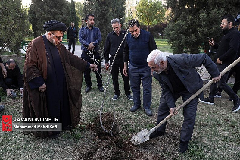 آئین درختکاری توسط خانواده شهدا در محله بلوار ابوذر تهران