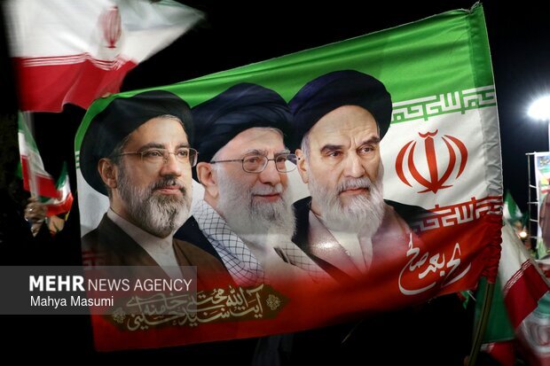 لزوم تبعیت از رهبر معظم انقلاب و پشتیبانی از تصمیمات نظام