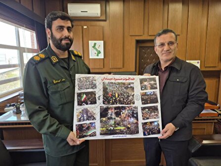 ‌نشان مرد میدان بر شانه خادم مردم