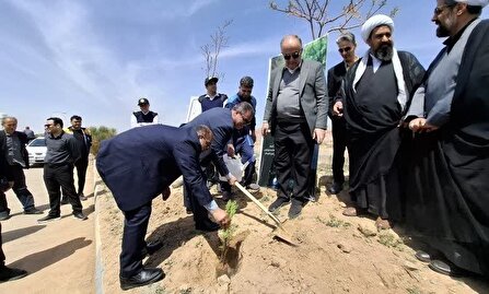 آئین غرس ۳ هزار اصله نهال در تصفیه خانه فاضلاب کرج برگزار شد