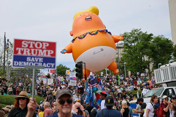 ترامپ و ونس را دستگیر و جنگ با ایران را متوقف کنید ترامپ و ونس را دستگیر و جنگ با ایران را متوقف کنید