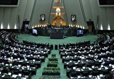 عاقل وسط جنگ با دشمن به پای خود شلیک نمی‌کند