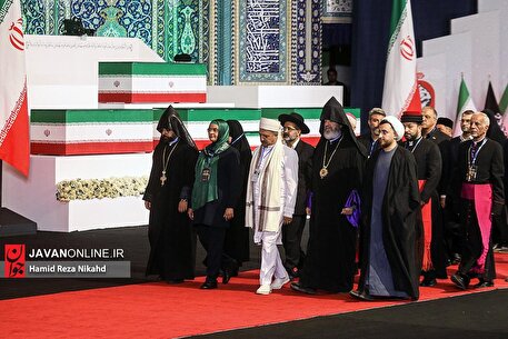 ادای احترام مهمانان و مسئولان خارجی به پیکر رهبر شهید انقلاب ایران