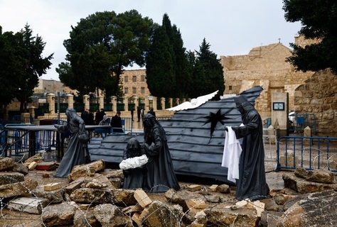 کلیسای مهد شهر بیت لحم - مجسمه هایی از مریم و عیسی مسیح در میان ساختمان تخریب شده به نشانه جنگ غزه